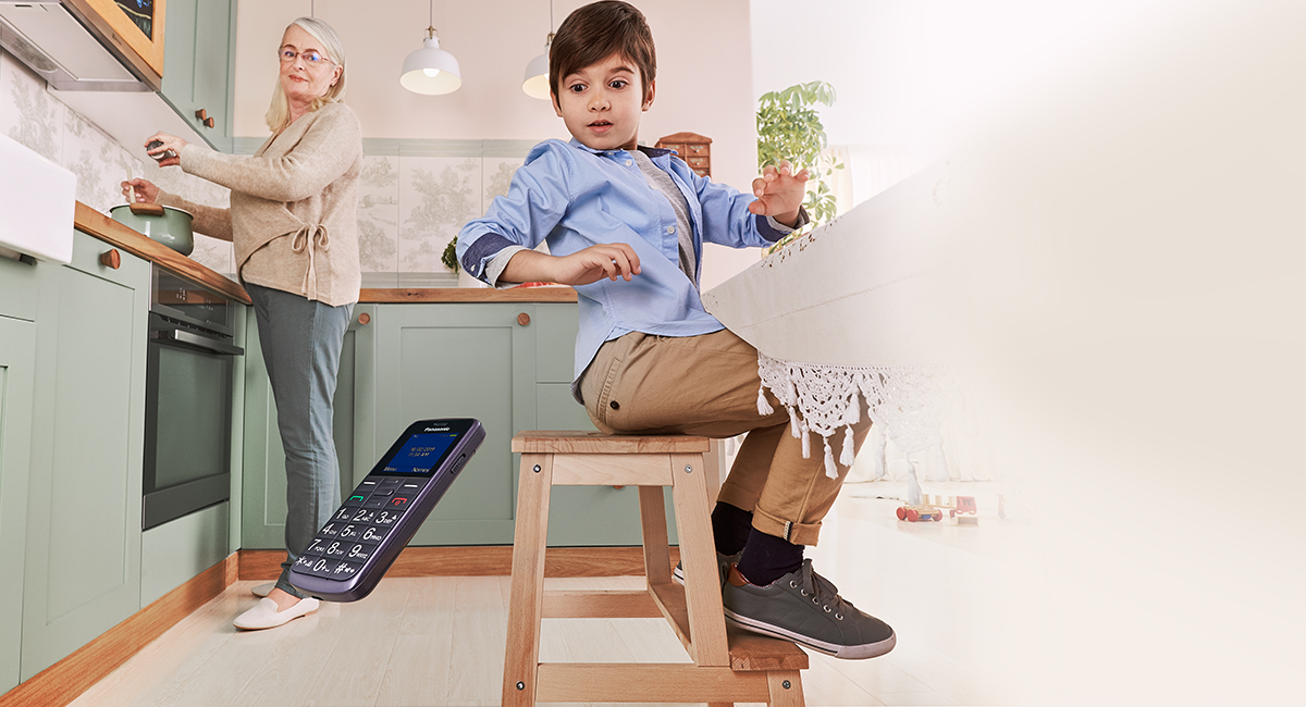 Panasonic KX-TU110EXB Panasonic KX-TU110 mobilní telefon pro seniory (prioritní hovory, jasný barevný TFT LCD displej, velká tlačítka, LED), černá 4 Panasonic KX-TU110EXB panasonic telephone KX TU110 feature