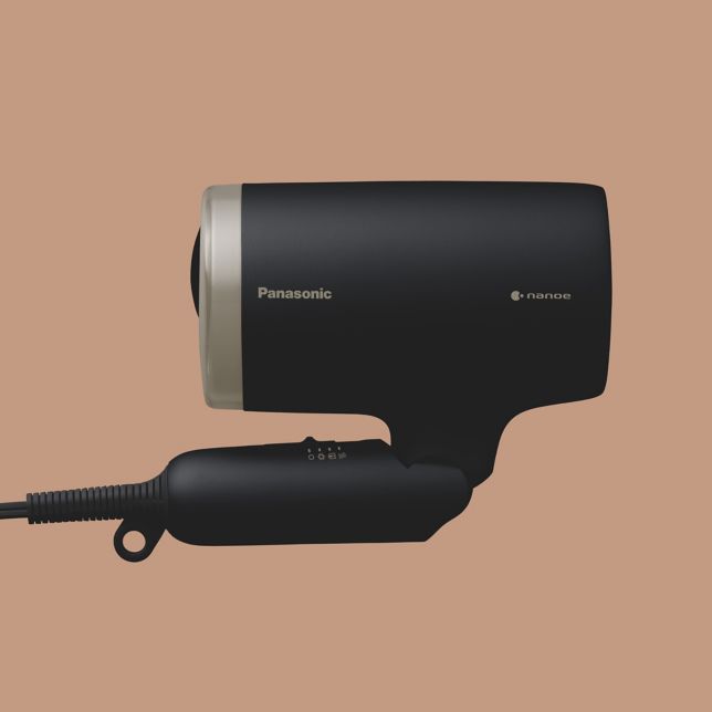 Panasonic EH-NA7N-K825 Panasonic EH-NA7N skládací vysoušeč vlasů s technologií nanoe (1600 W, 3 teploty, vestavěná tryska pro rychlé sušení, koncentrátor, difuzér), černý 7 Složený vysoušeč vlasů demonstrující kompaktní, skladné provedení