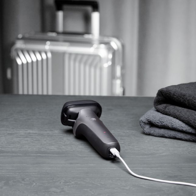 Panasonic ES-L580US803 Panasonic ES-L580U 5břitý holicí strojek se stanicí (samočisticí stanice, inteligentní snímač vousů, USB Type-C) 12 Přenosná USB nabíječka (typ C)