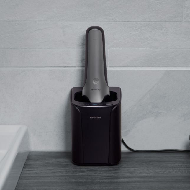 Panasonic ES-L580US803 Panasonic ES-L580U 5břitý holicí strojek se stanicí (samočisticí stanice, inteligentní snímač vousů, USB Type-C) 13 Samočisticí nabíječka