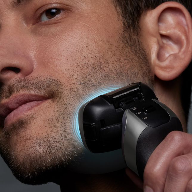 Panasonic ES-L550US803 Panasonic ES-L550U 5břitý holicí strojek se stanicí (omyvatelný, inteligentní snímač vousů, USB Type-C) 10 Model si holí tvář a počítačem generovaná grafika ukazuje senzor detekující strniště pomocí modrého světla